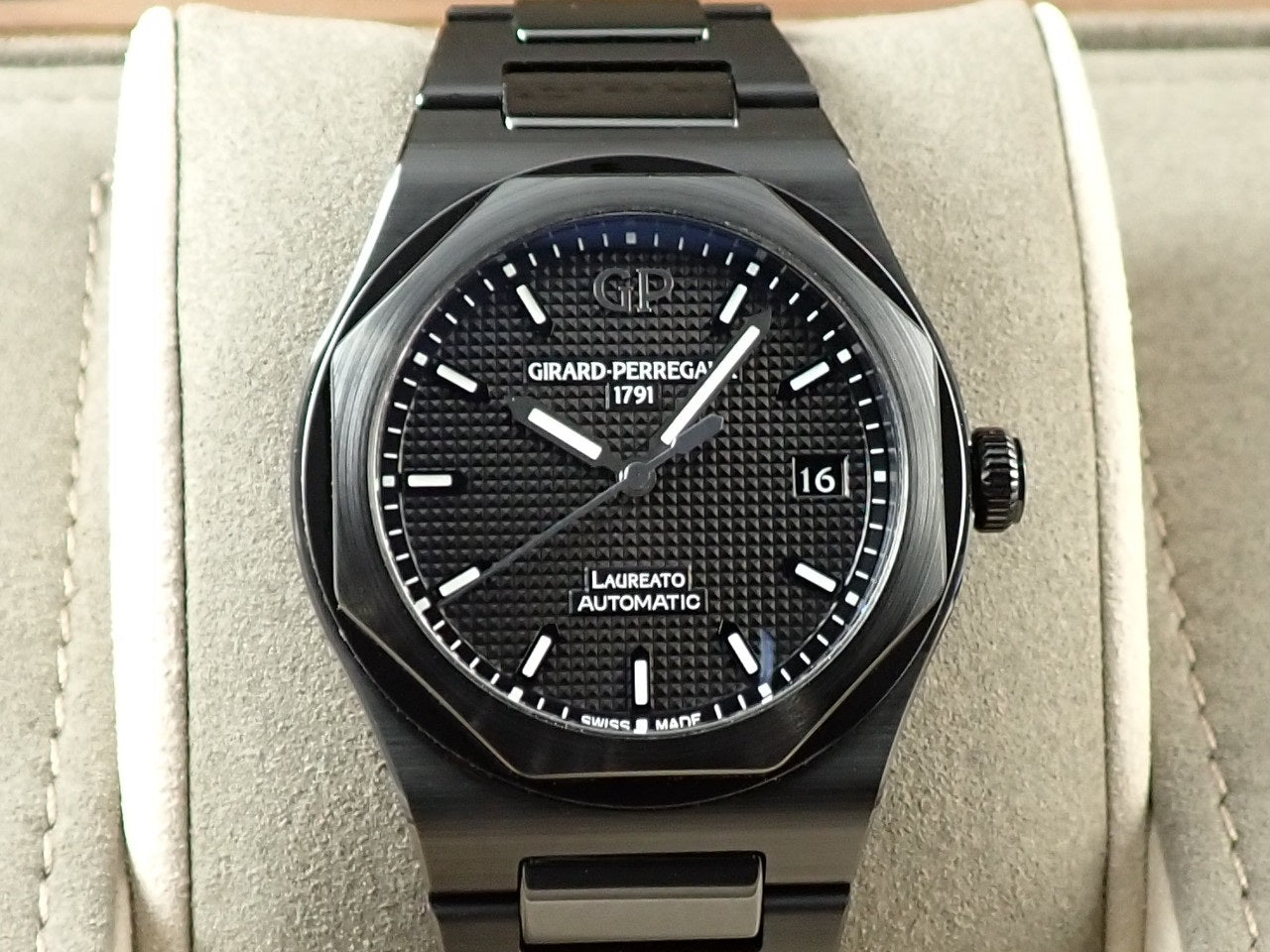 Girard-Perregaux Laureato Black Ceramic &lt;Warranty, Box, etc.&gt;