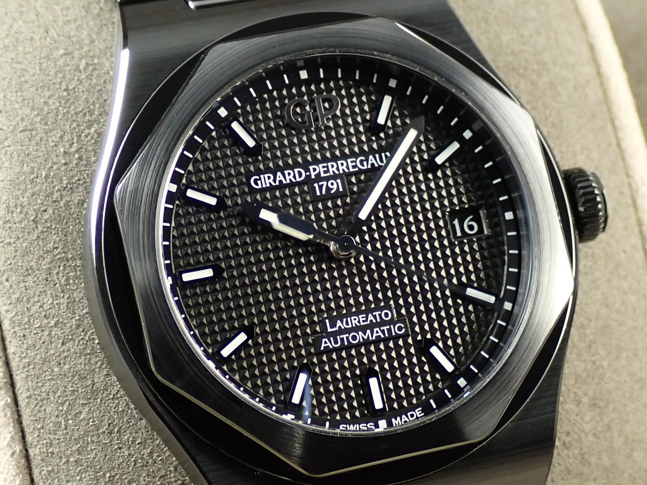 Girard-Perregaux Laureato Black Ceramic &lt;Warranty, Box, etc.&gt;