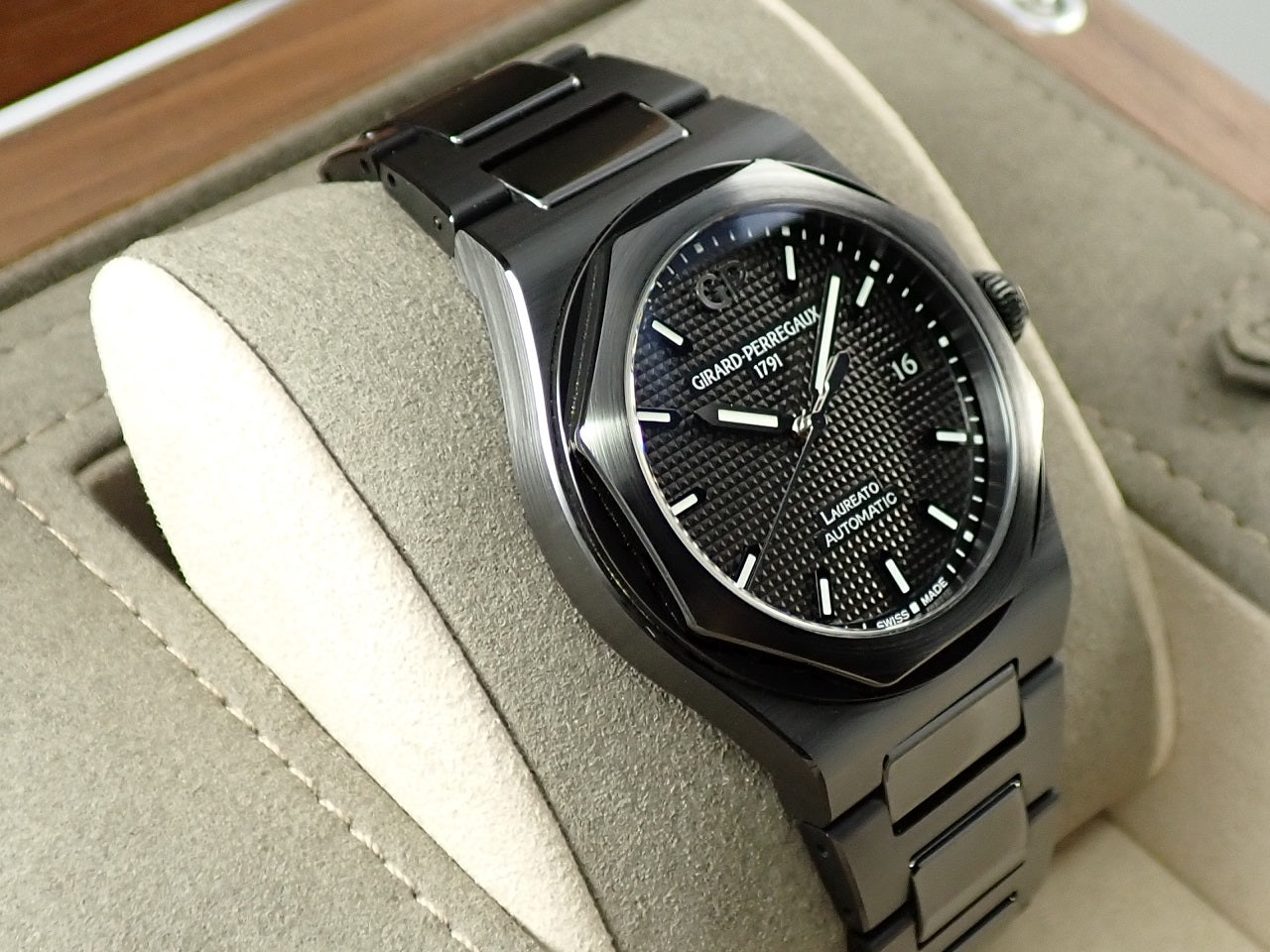 Girard-Perregaux Laureato Black Ceramic &lt;Warranty, Box, etc.&gt;