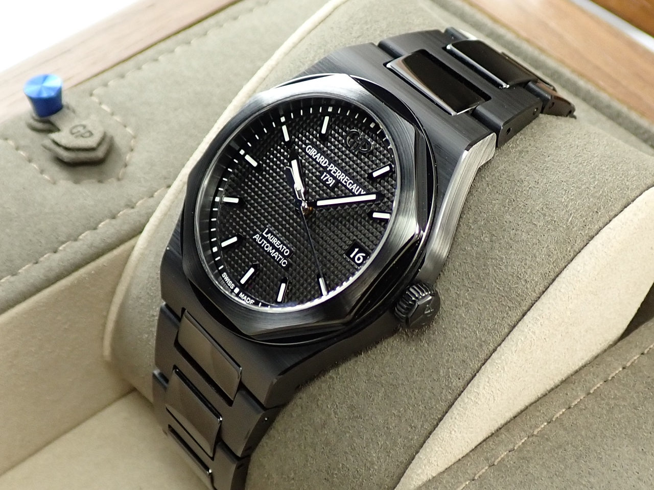 Girard-Perregaux Laureato Black Ceramic &lt;Warranty, Box, etc.&gt;