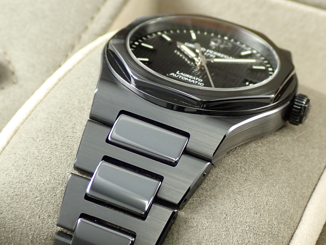 Girard-Perregaux Laureato Black Ceramic &lt;Warranty, Box, etc.&gt;