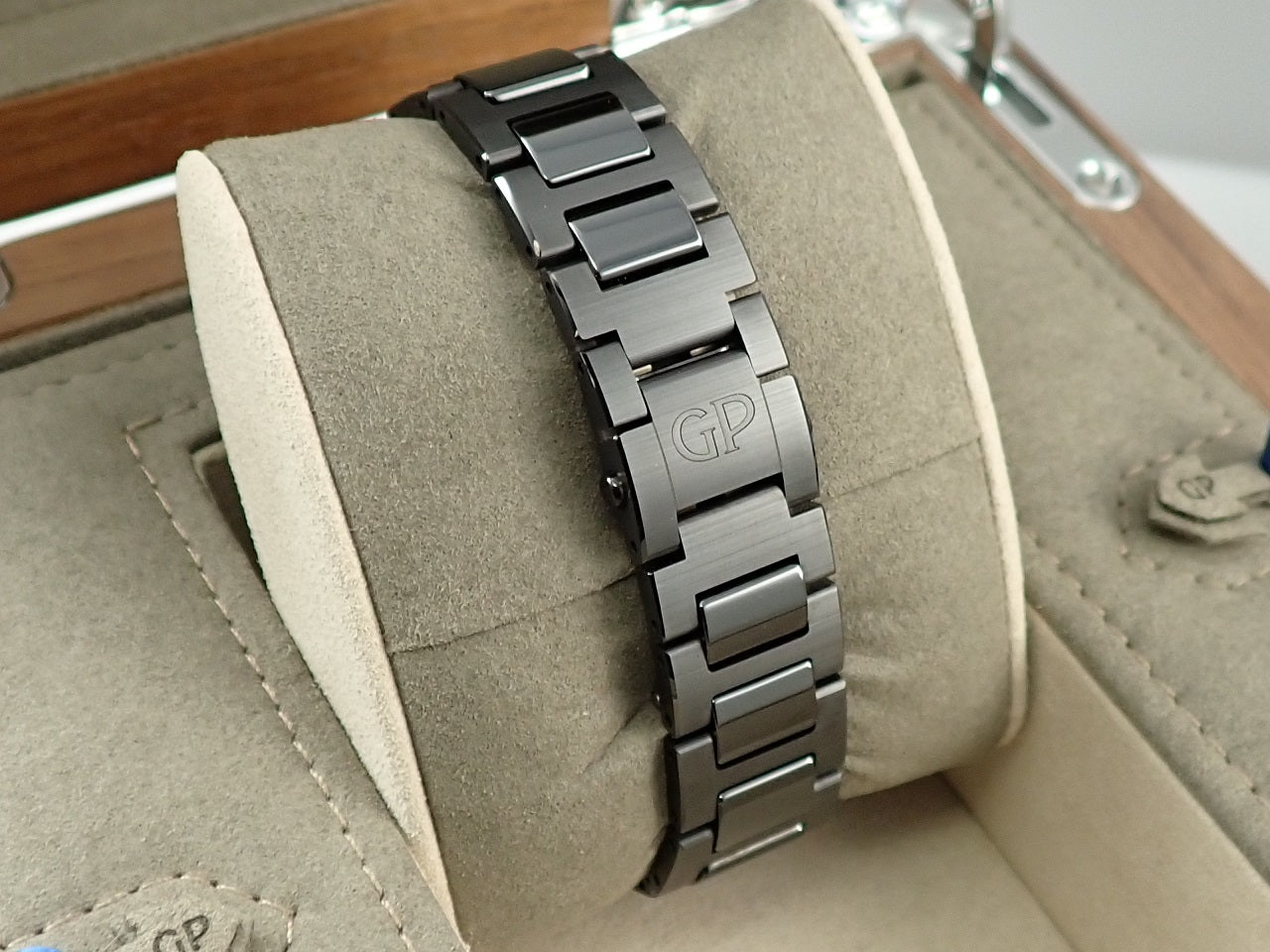 Girard-Perregaux Laureato Black Ceramic &lt;Warranty, Box, etc.&gt;