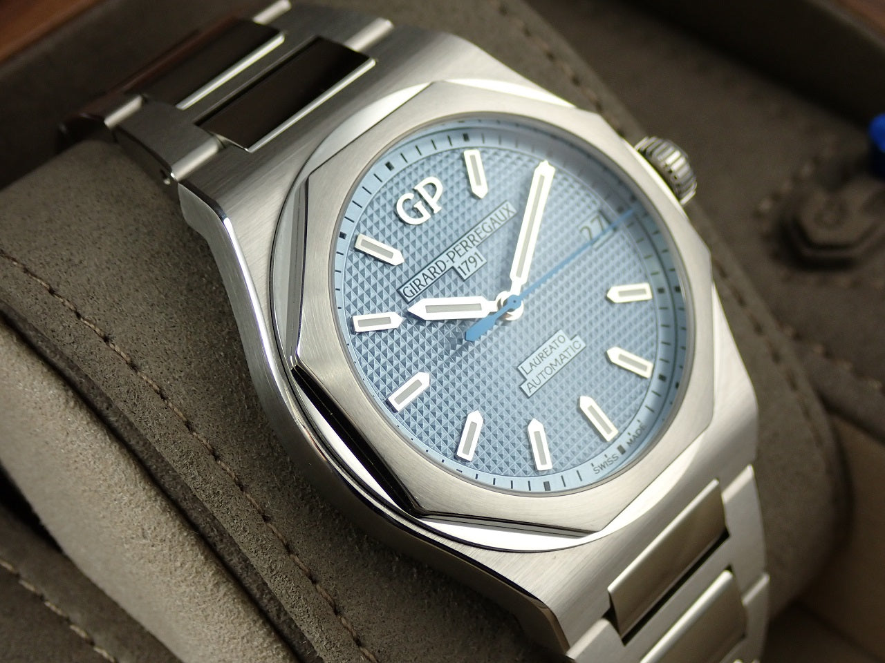 Girard-Perregaux Laureato Glacier Japan Limited &lt;Warranty, Box, etc.&gt;