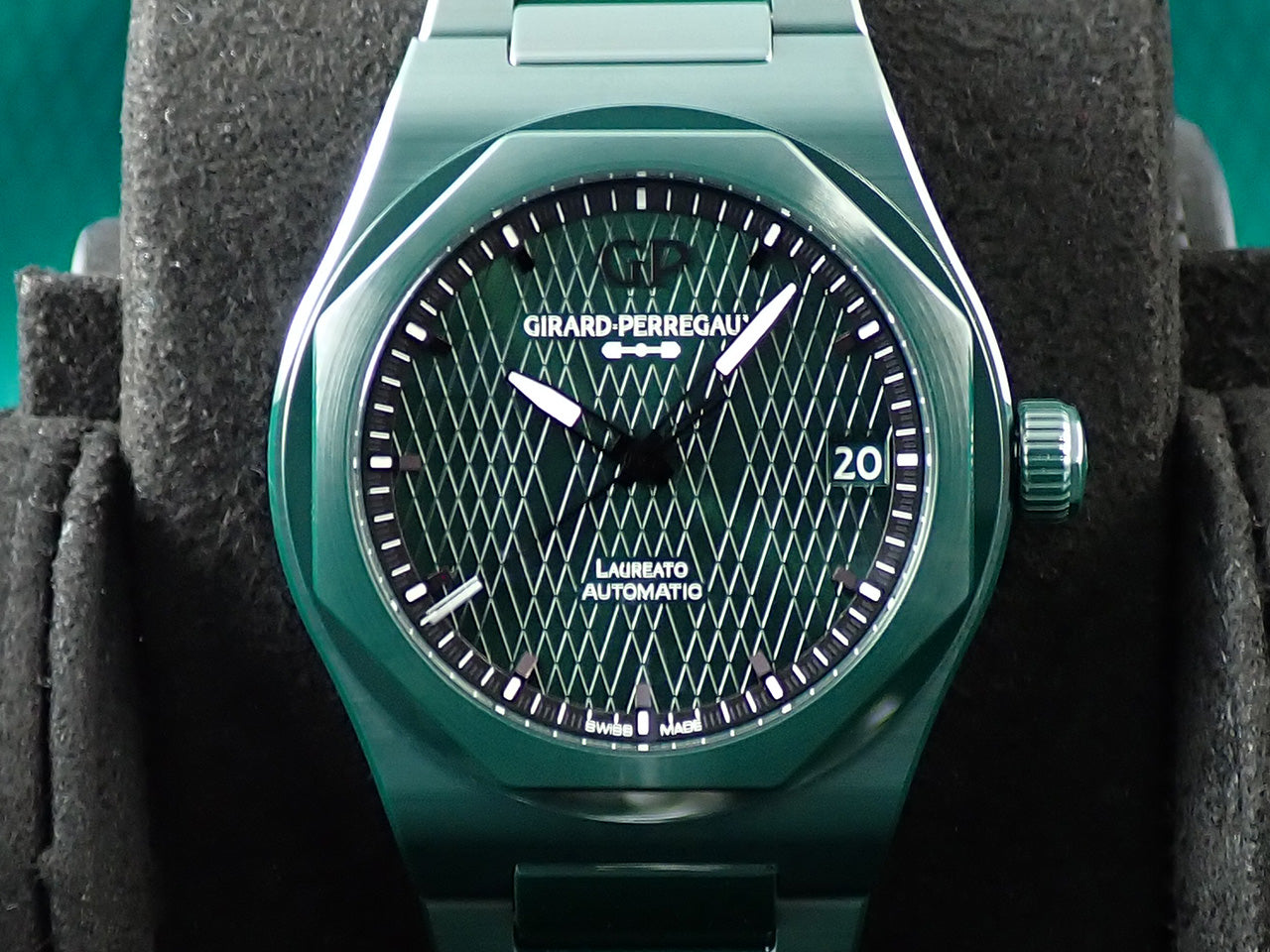 Girard-Perregaux Laureato 42 MM Green Ceramic Aston Martin Edition &lt;Warranty, Box, etc.&gt;