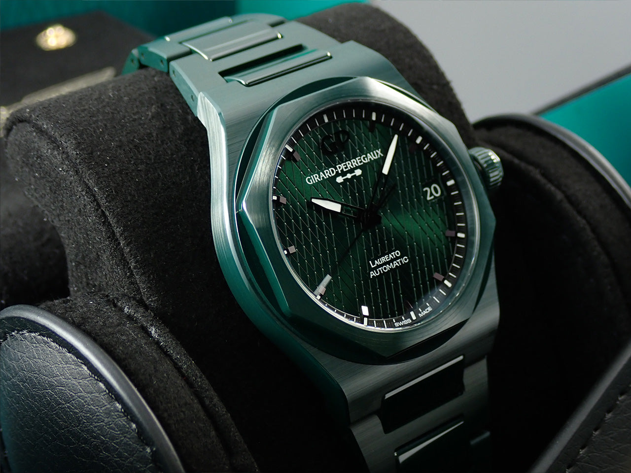 Girard-Perregaux Laureato 42 MM Green Ceramic Aston Martin Edition &lt;Warranty, Box, etc.&gt;