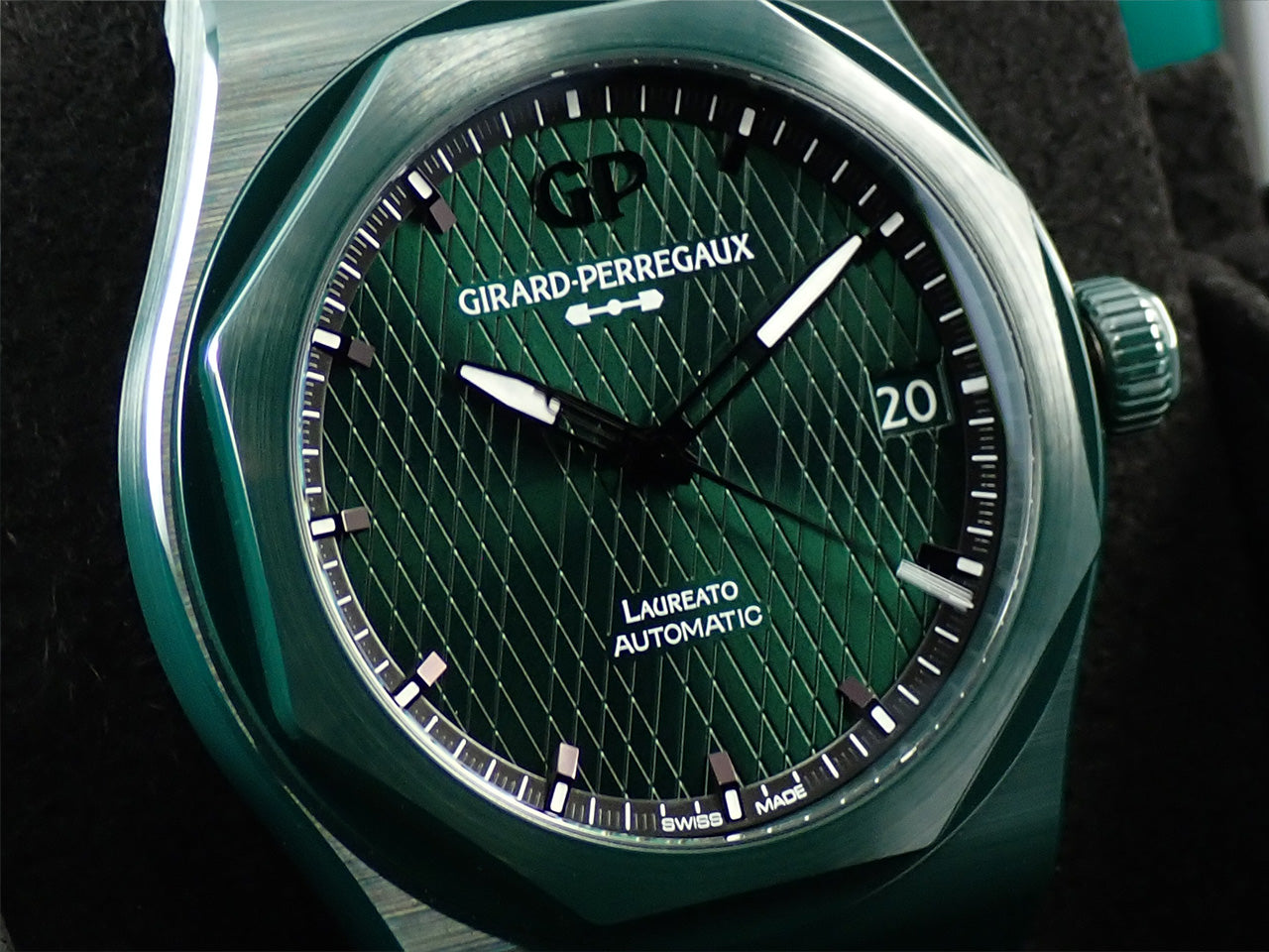 Girard-Perregaux Laureato 42 MM Green Ceramic Aston Martin Edition &lt;Warranty, Box, etc.&gt;