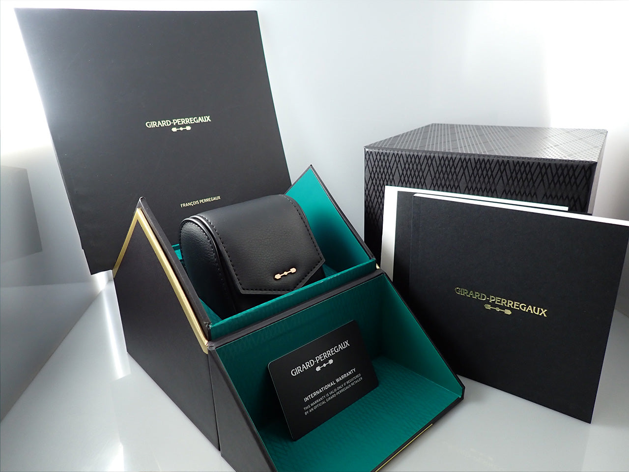 Girard-Perregaux Laureato 42 MM Green Ceramic Aston Martin Edition &lt;Warranty, Box, etc.&gt;