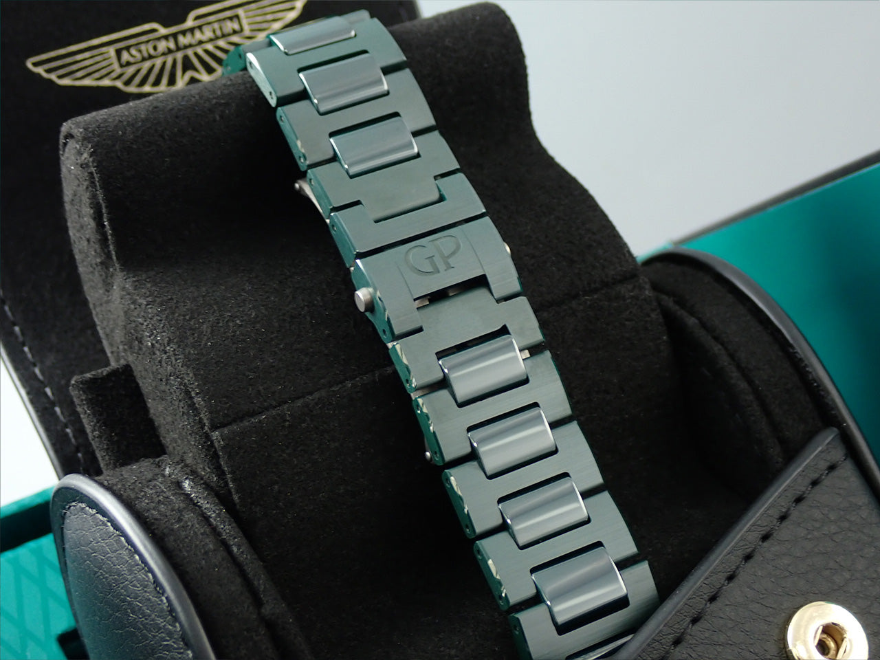 Girard-Perregaux Laureato 42 MM Green Ceramic Aston Martin Edition &lt;Warranty, Box, etc.&gt;