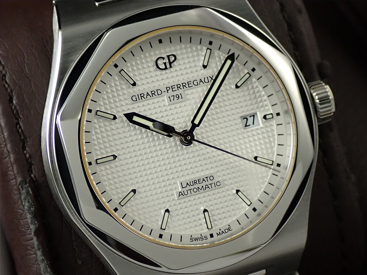 Girard-Perregaux Laureato Ref.81000-11-131-11A SS Silver Dial