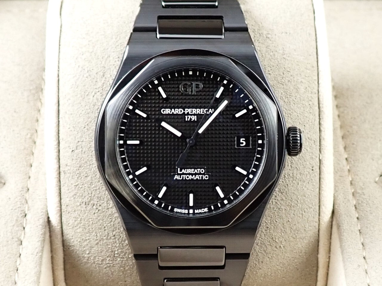 Girard-Perregaux Laureato Black Ceramic &lt;Warranty, Box, etc.&gt;