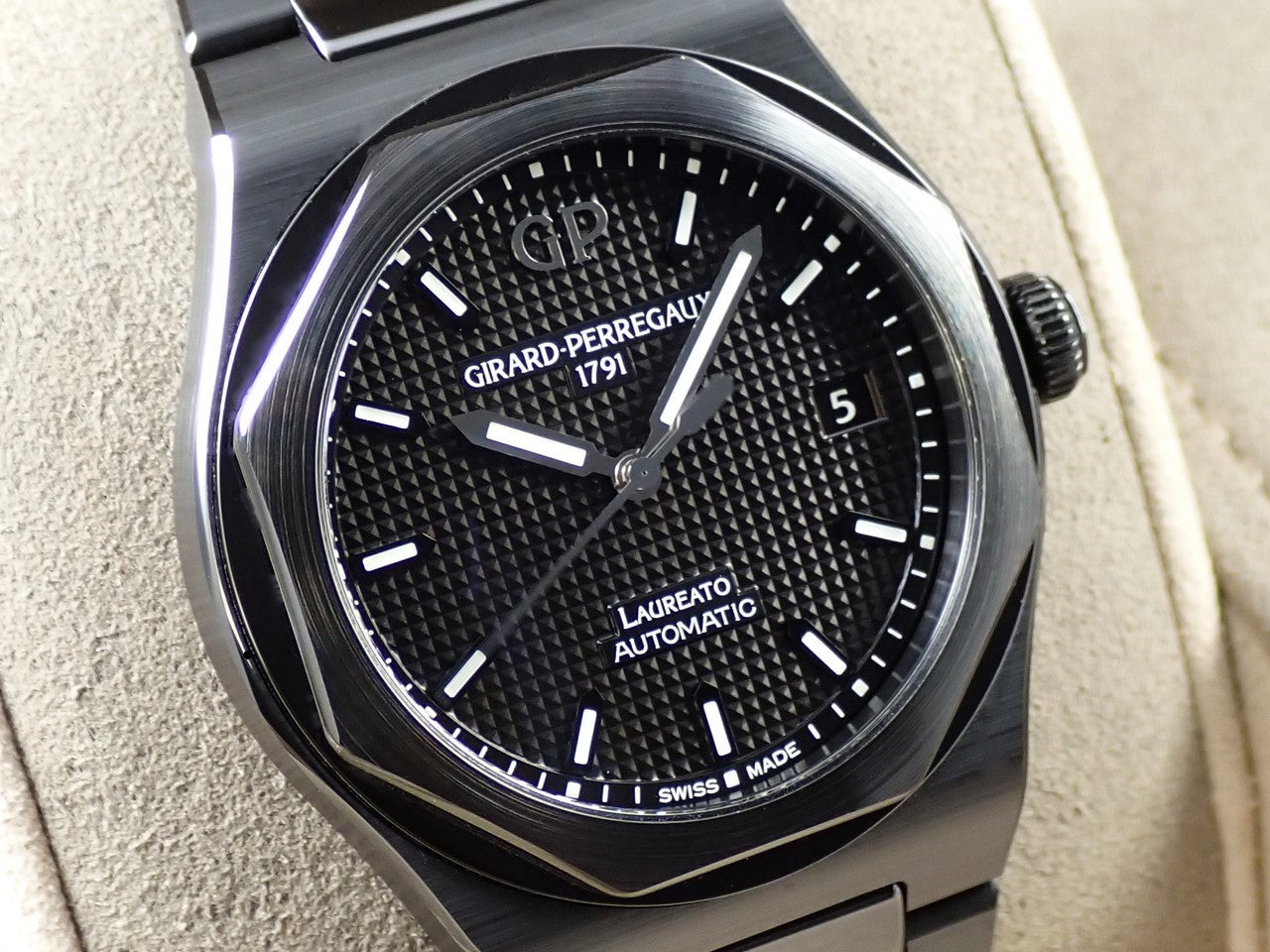 Girard-Perregaux Laureato Black Ceramic &lt;Warranty, Box, etc.&gt;