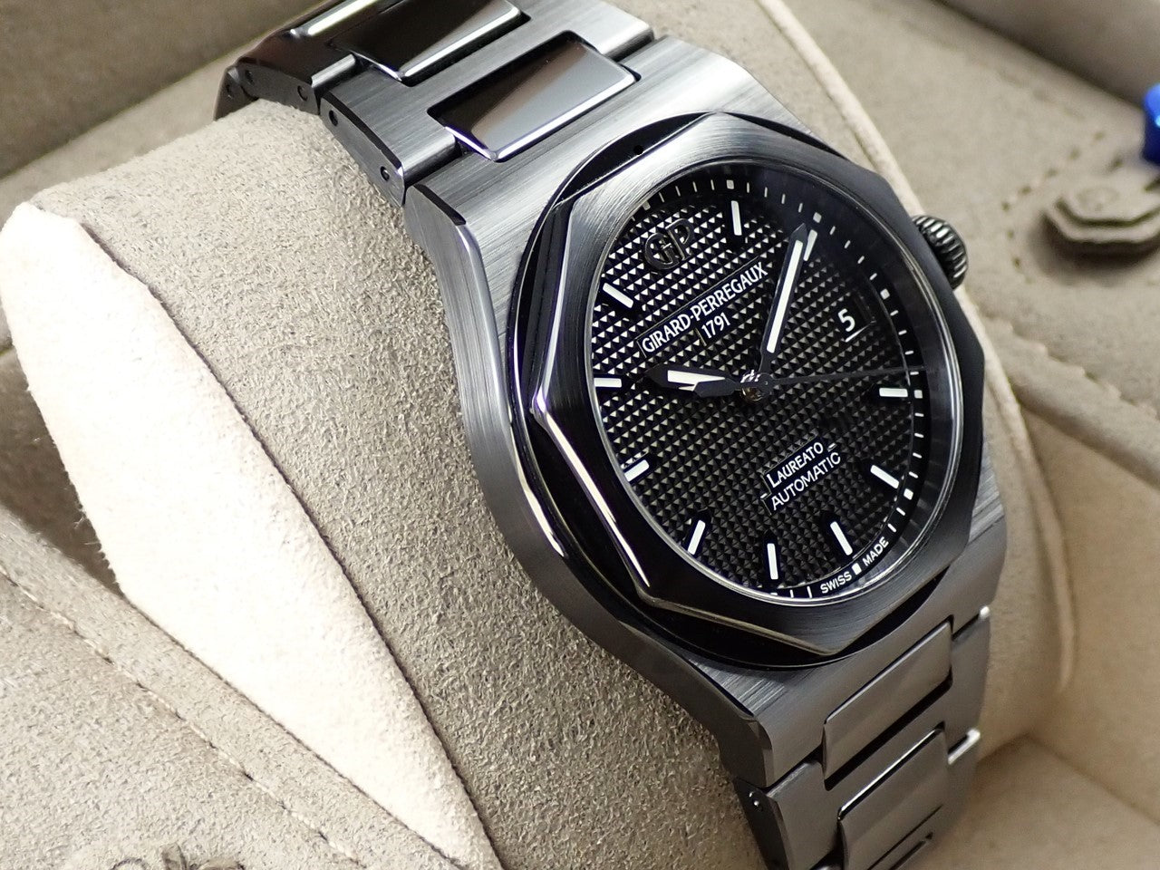 Girard-Perregaux Laureato Black Ceramic &lt;Warranty, Box, etc.&gt;