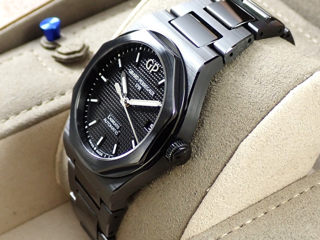 Girard-Perregaux Laureato Black Ceramic &lt;Warranty, Box, etc.&gt;