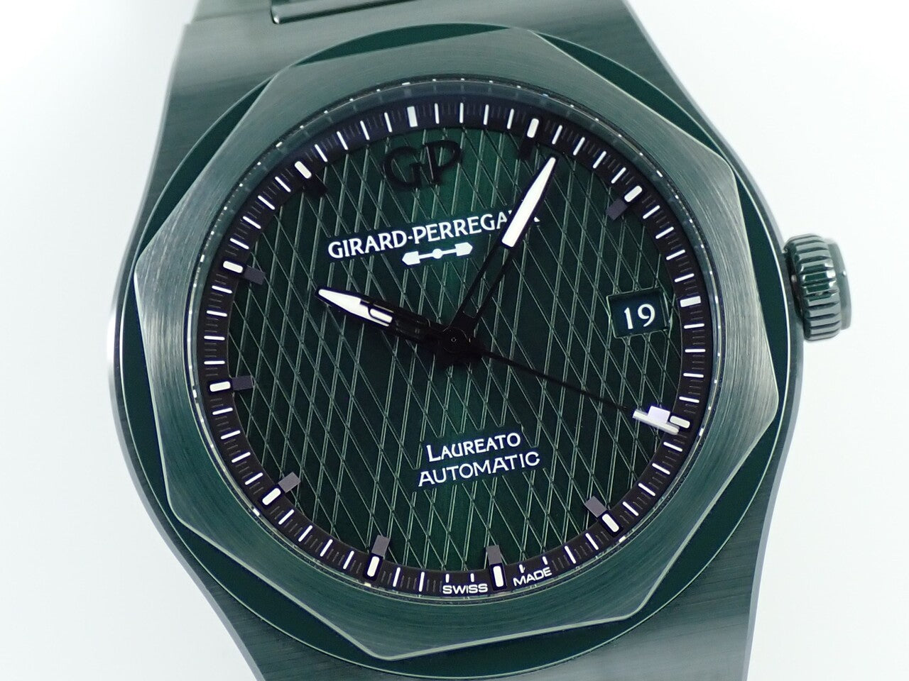 Girard-Perregaux Laureato 38 Green Ceramic Aston Martin Ref.81005-32-3080-1CX GREEN CERAMIC Green Dial