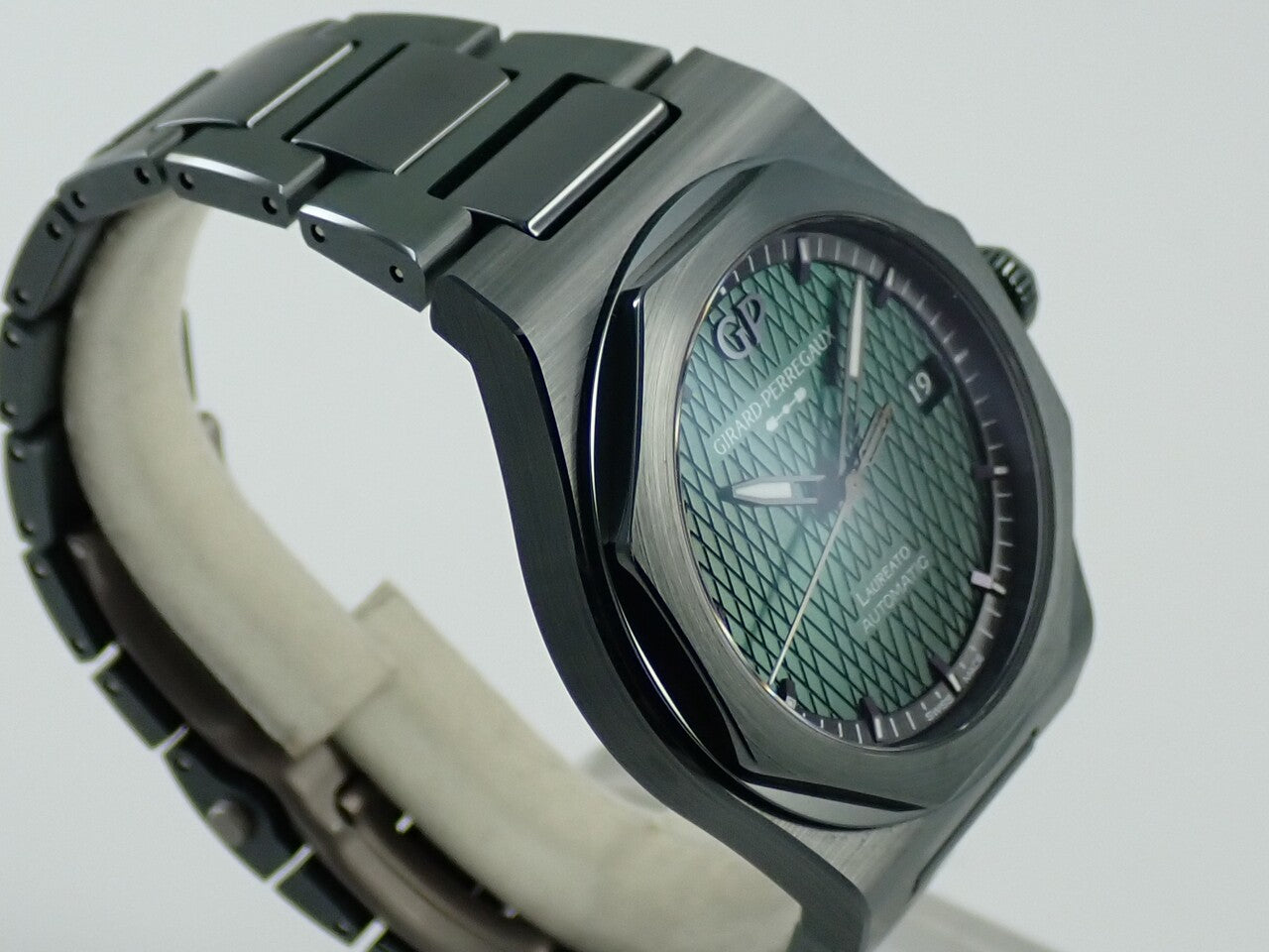 Girard-Perregaux Laureato 38 Green Ceramic Aston Martin Ref.81005-32-3080-1CX GREEN CERAMIC Green Dial