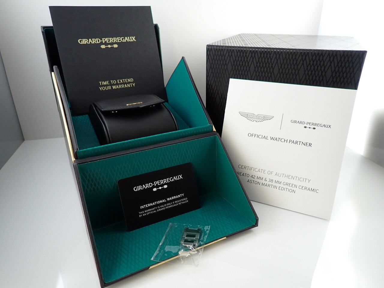 Girard-Perregaux Laureato 38 Green Ceramic Aston Martin Ref.81005-32-3080-1CX GREEN CERAMIC Green Dial