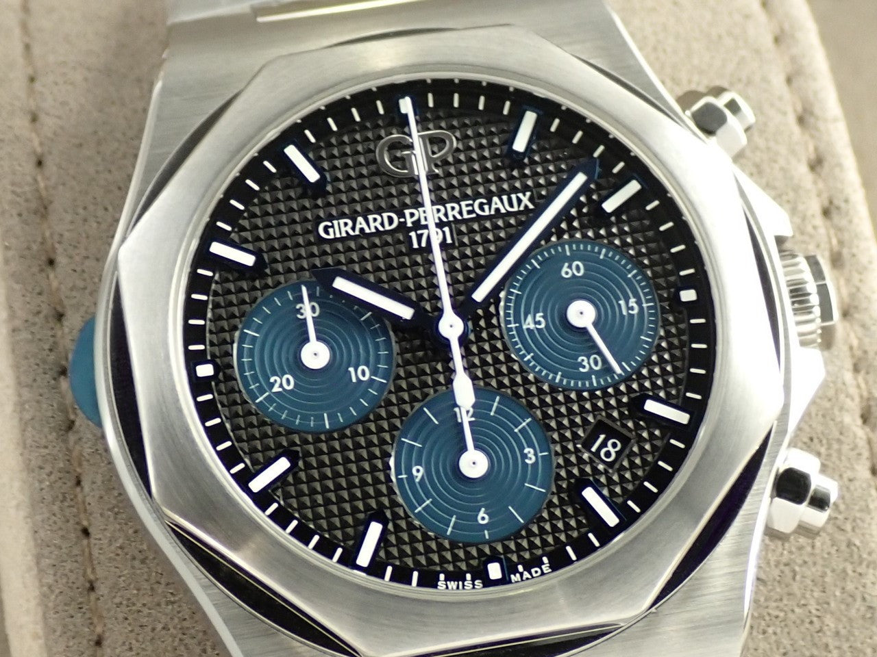 Girard-Perregaux Laureato Chronograph Ref.81020-11-631-11A SS Black Dial