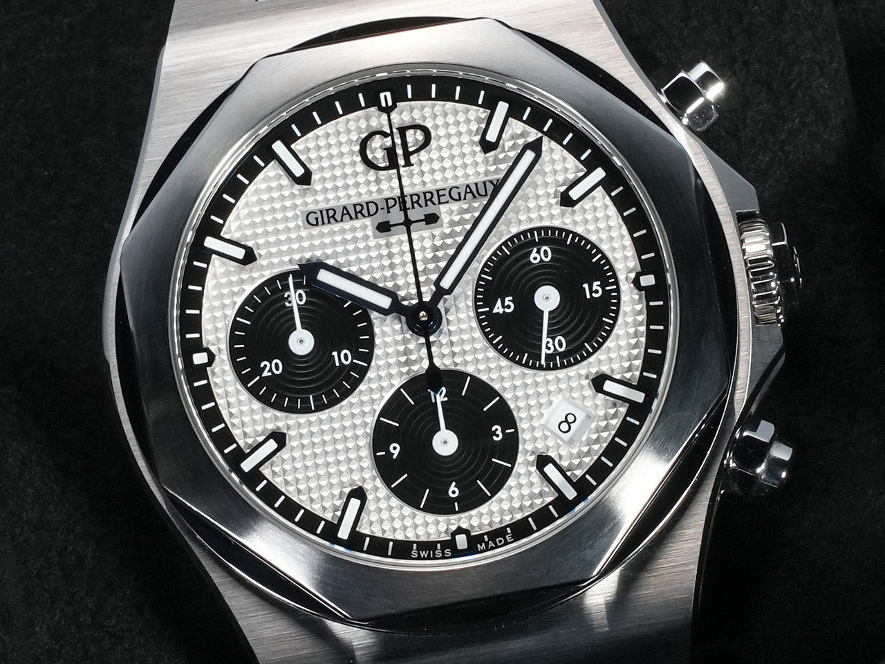 Girard-Perregaux Laureato Chronograph Ref.81020-11-131-11A SS Silver x Black Dial