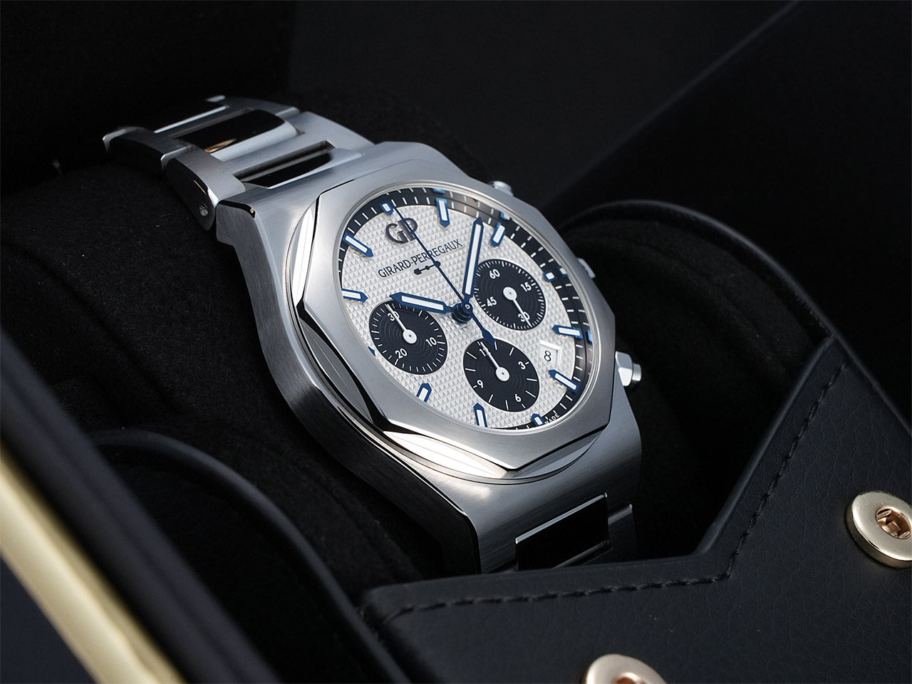 Girard-Perregaux Laureato Chronograph Ref.81020-11-131-11A SS Silver x Black Dial