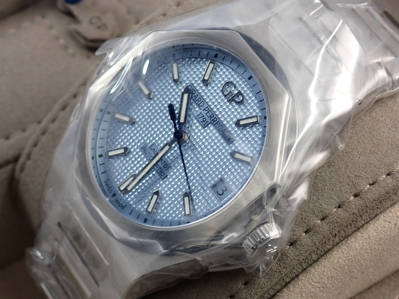 Girard-Perregaux Laureato Glacier Japan Limited &lt;Warranty, Box, etc.&gt;