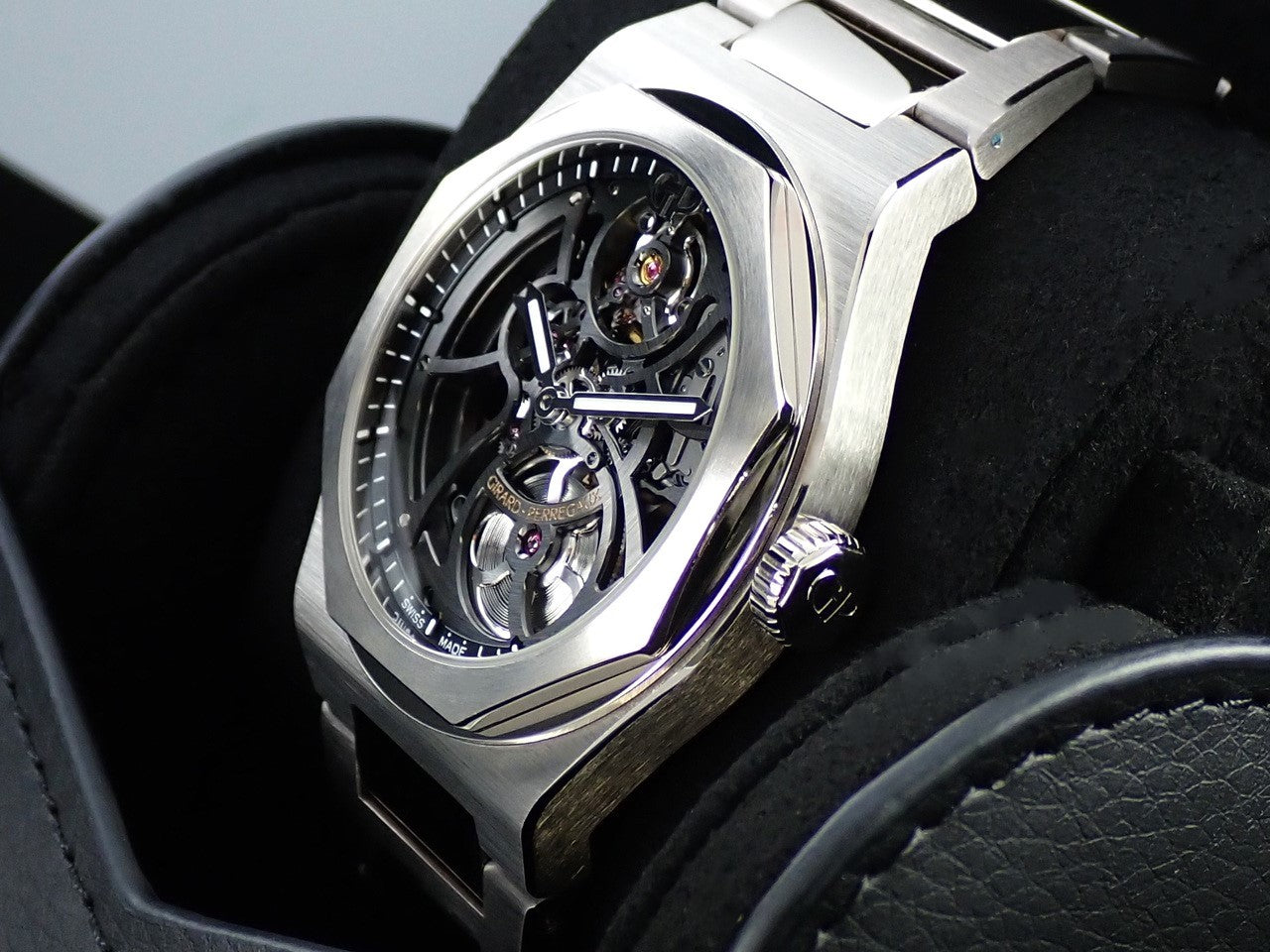 Girard-Perregaux Laureato Skeleton Ref.81015-53-3240-1GM 18KWG Skeleton Dial