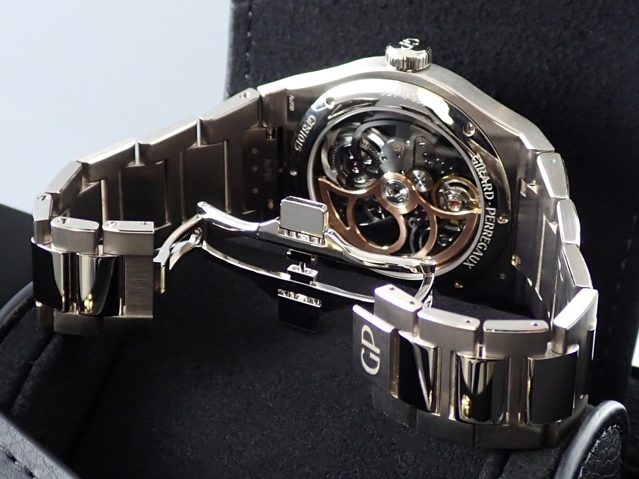 Girard-Perregaux Laureato Skeleton Ref.81015-53-3240-1GM 18KWG Skeleton Dial