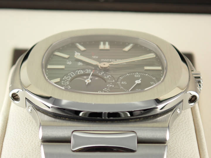 パテックフィリップ ノーチラス Ref.5712/1A-001 ブラックブルー文字盤 中古 nautilus-100