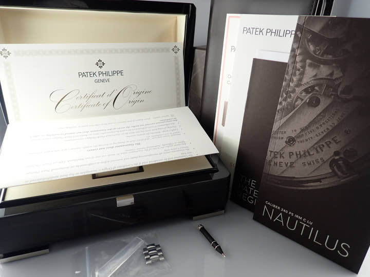 パテックフィリップ ノーチラス Ref.5712/1A-001 ブラックブルー文字盤 中古 nautilus-100