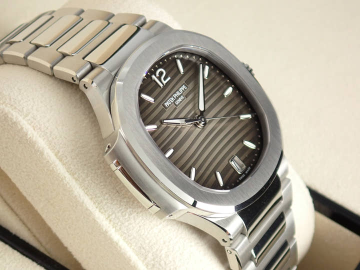パテックフィリップ ノーチラス Ref.7118/1A-011 スモークグレー文字盤 未使用 nautilus-101