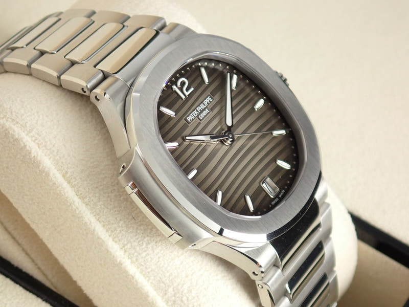 パテックフィリップ ノーチラス Ref.7118/1A-011 スモークグレー文字盤 未使用 nautilus-101