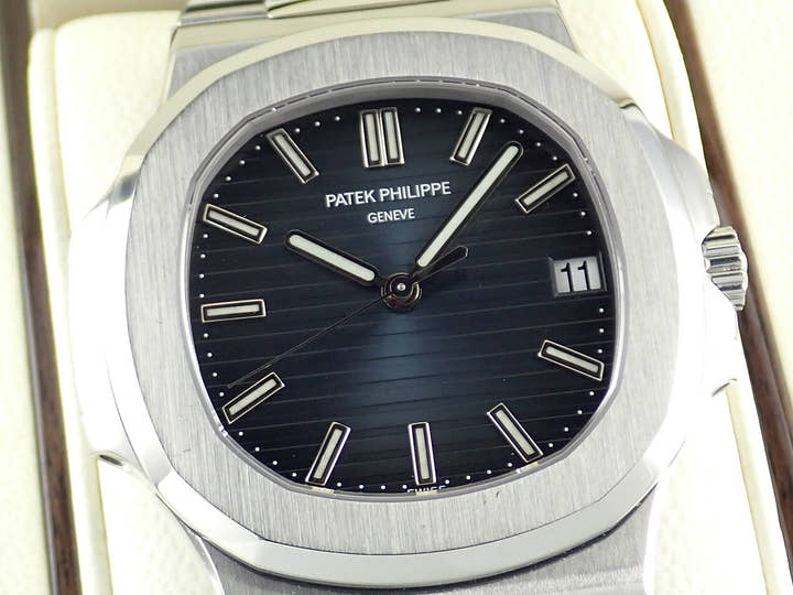 パテックフィリップ ノーチラス Ref.5711/1A-010 ブラックブルー文字盤 中古 nautilus-110