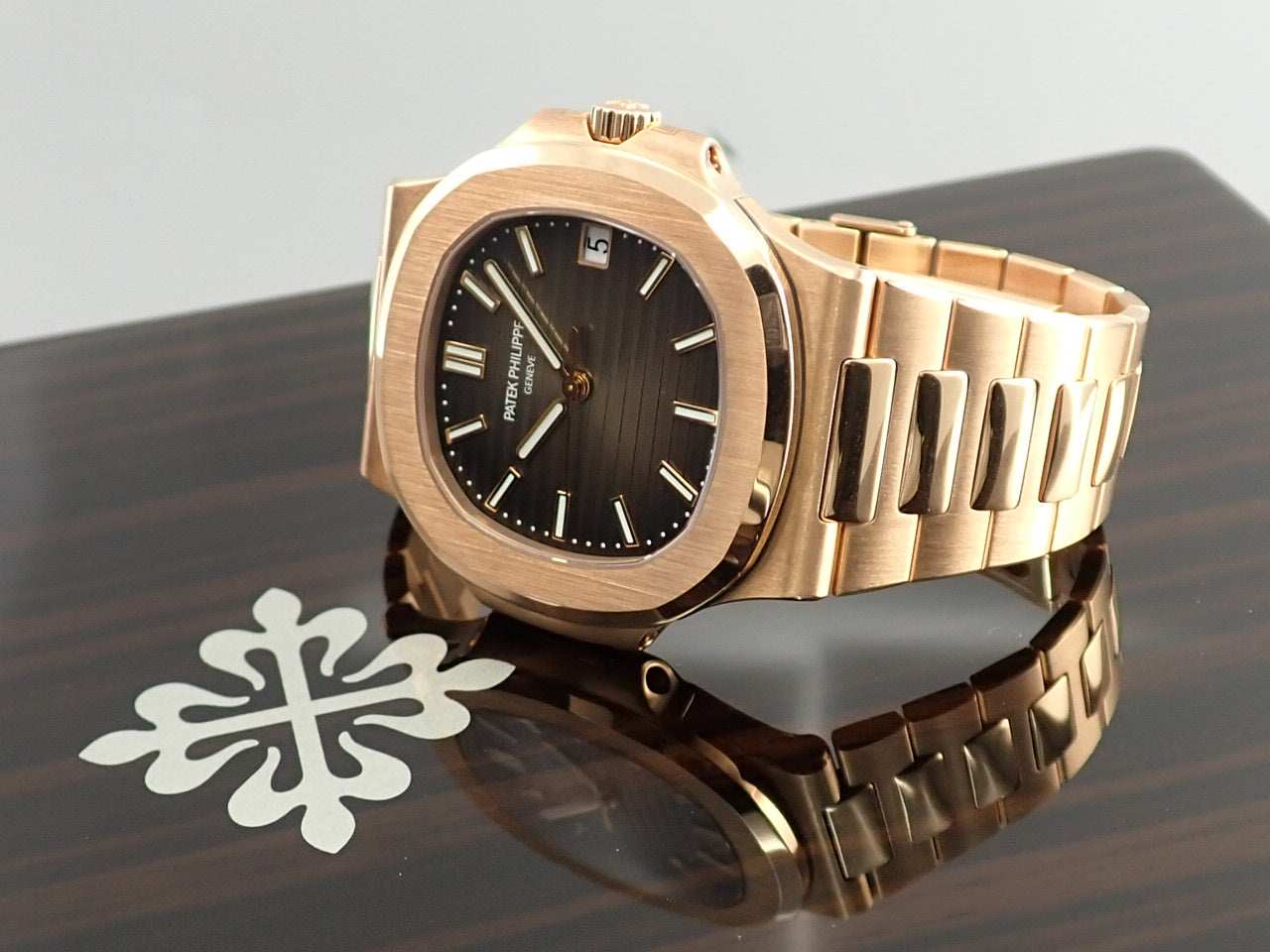 Patek Philippe Nautilus &lt;Warranty box and other details&gt;