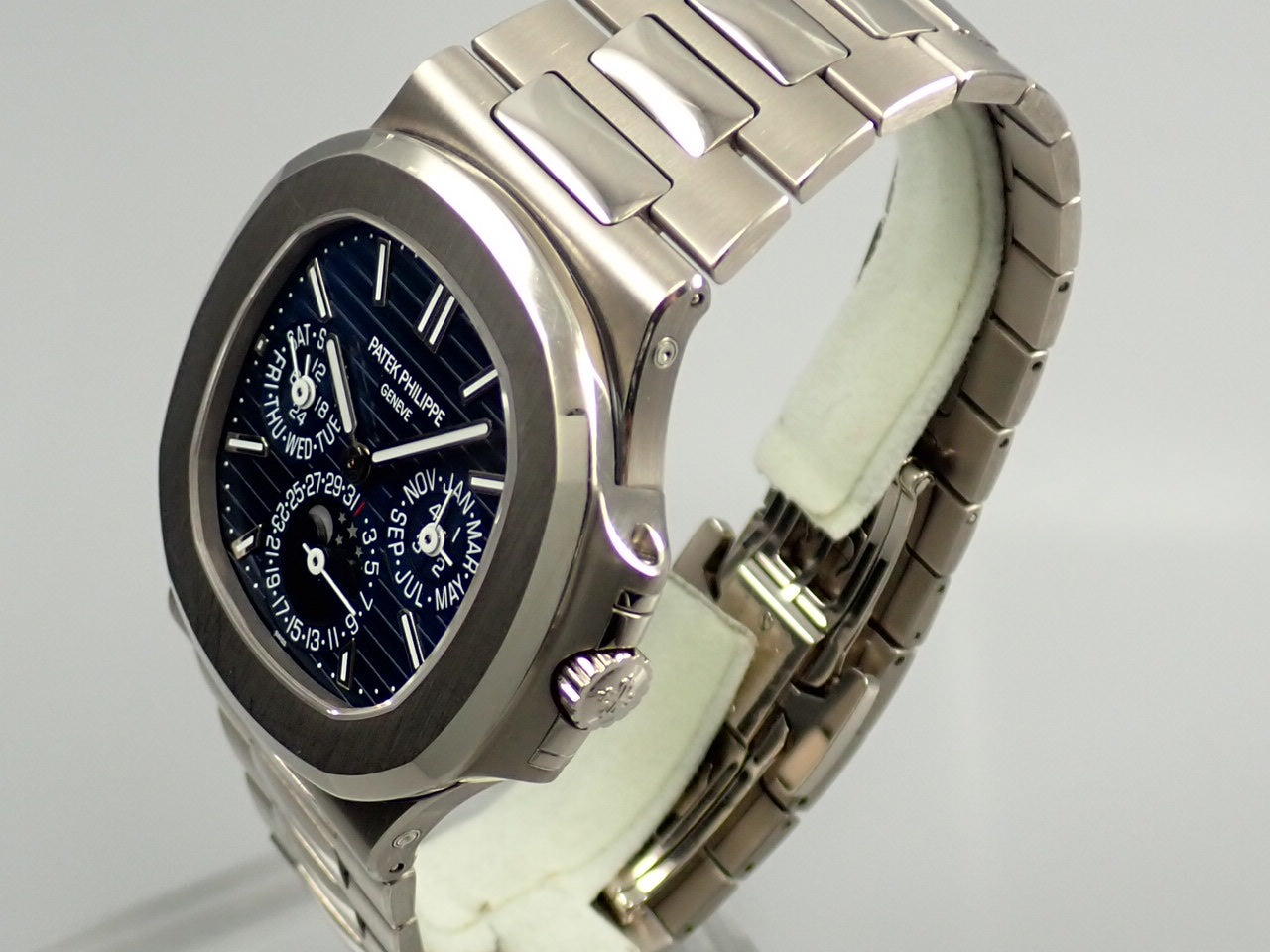 Patek Philippe Nautilus Perpetual Calendar &lt;Warranty, Box, etc.&gt;