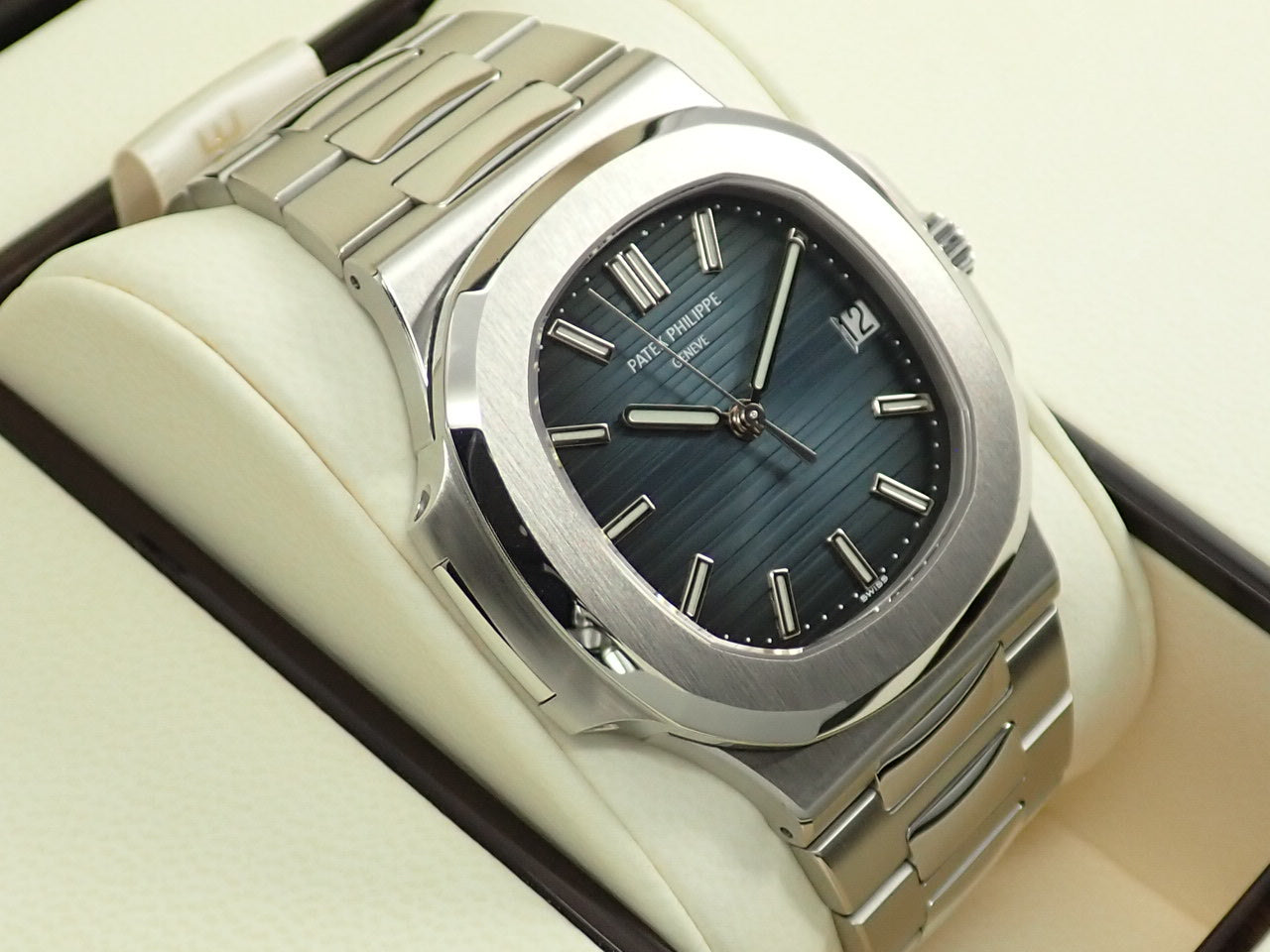 Patek Philippe Nautilus &lt;Warranty box and other details&gt;