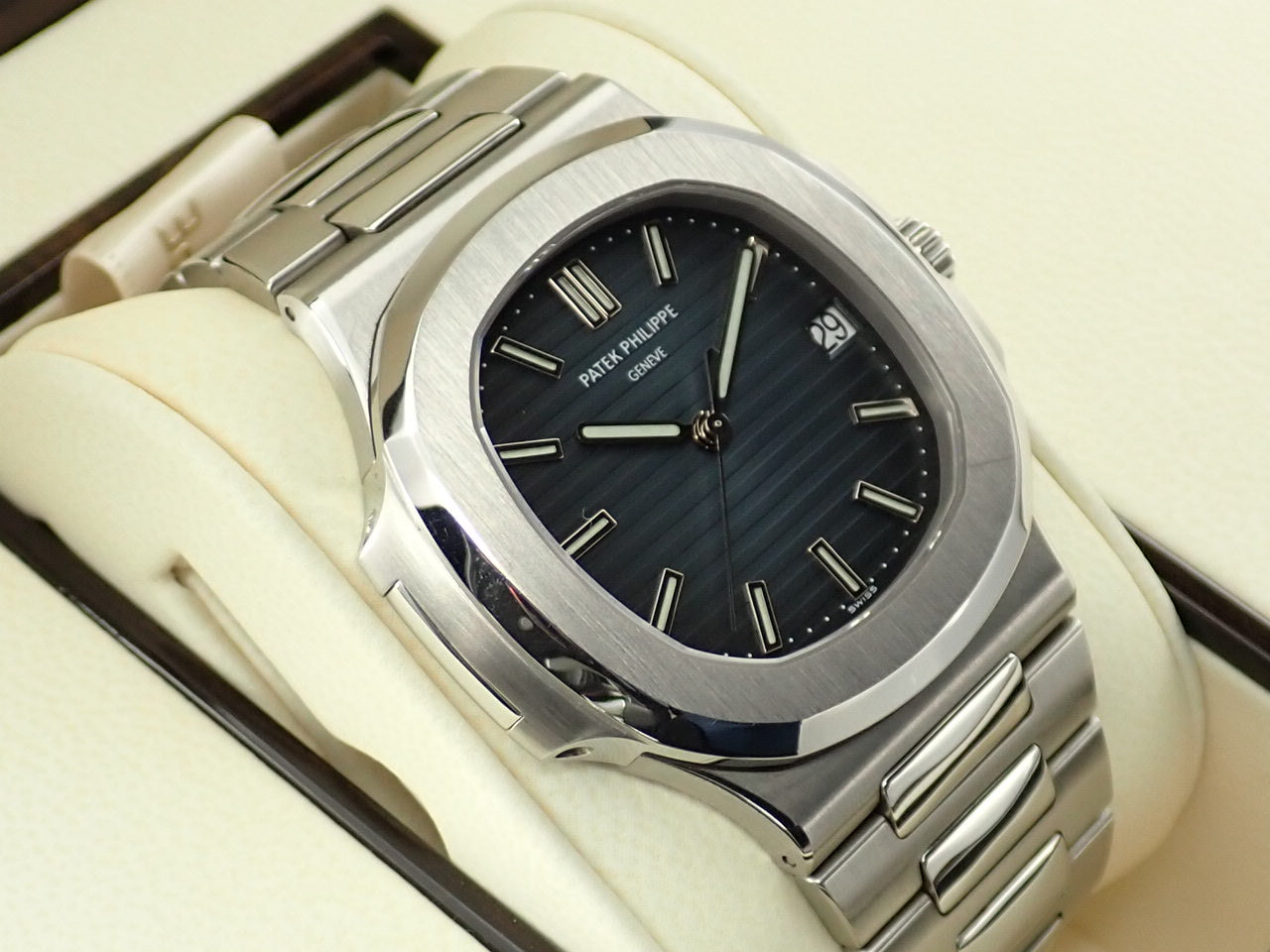 Patek Philippe Nautilus &lt;Warranty box and other details&gt;