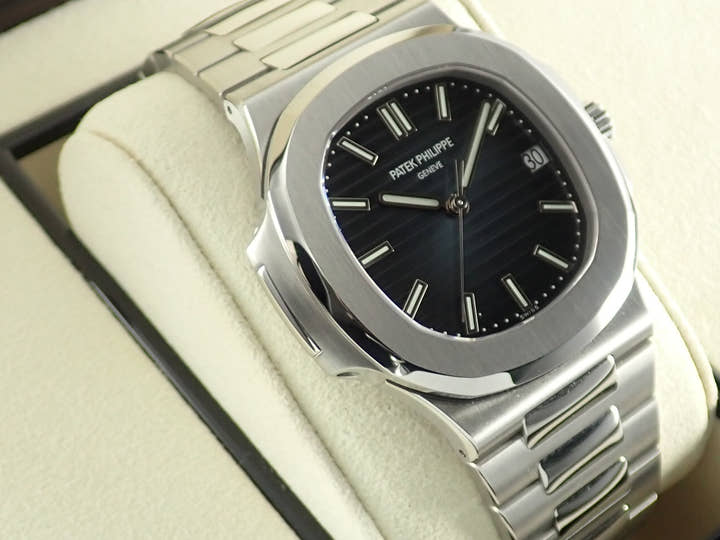 パテックフィリップ ノーチラス Ref.5711/1A-010 ステンレススチール ブルー文字盤