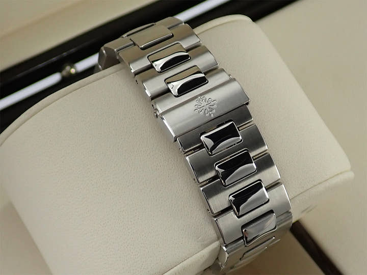 パテックフィリップ ノーチラス Ref.5711/1A-010 ステンレススチール ブルー文字盤