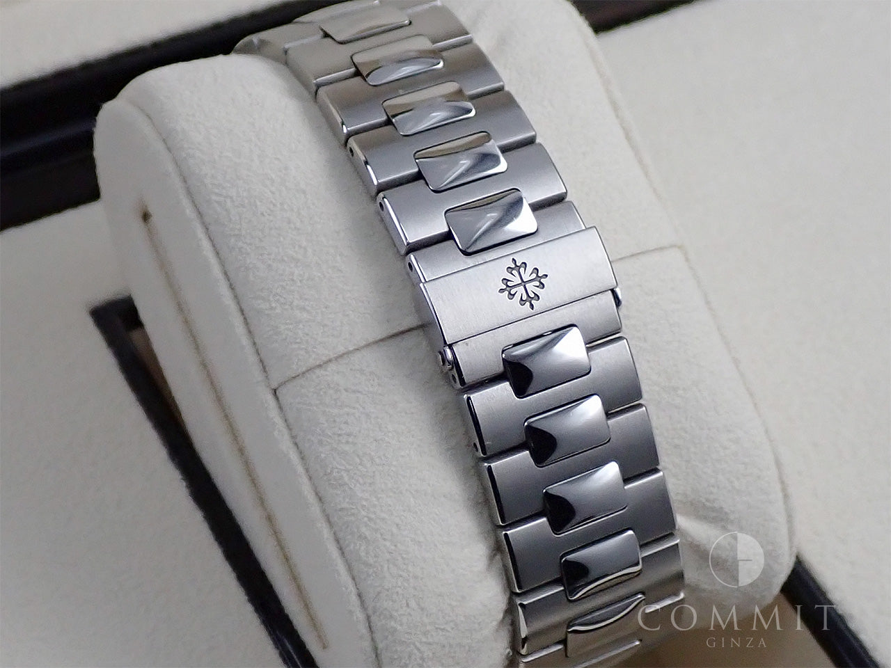 Patek Philippe Nautilus &lt;Warranty and Box&gt;