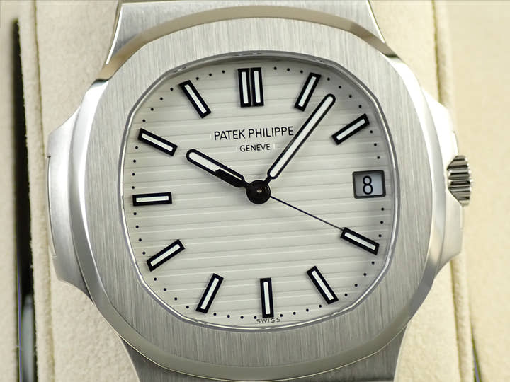 パテックフィリップ ノーチラス Ref.5711/1A-011 ステンレススチール ホワイト文字盤