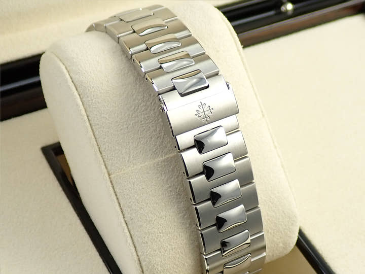 パテックフィリップ ノーチラス Ref.5711/1A-011 ステンレススチール ホワイト文字盤