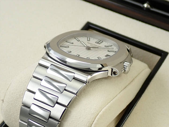 パテックフィリップ ノーチラス Ref.5711/1A-011 ステンレススチール ホワイト文字盤