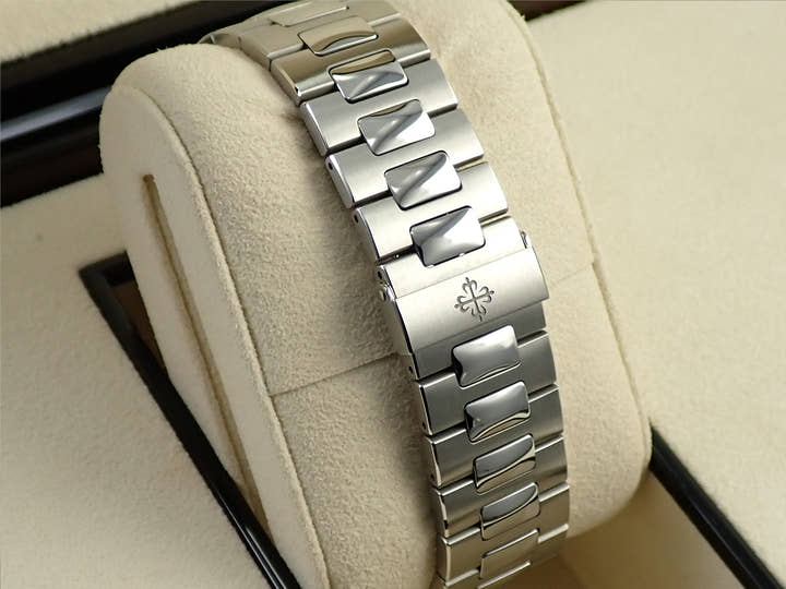 パテックフィリップ ノーチラス Ref.5711/1A-010 ステンレススチール ブルー文字盤