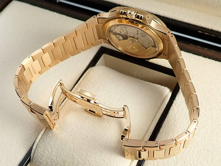 パテックフィリップ ノーチラス Ref.7118/1R-001 ローズゴールド シルバーオパーリン文字盤