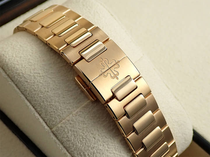 パテックフィリップ ノーチラス Ref.7118/1R-001 ローズゴールド シルバーオパーリン文字盤