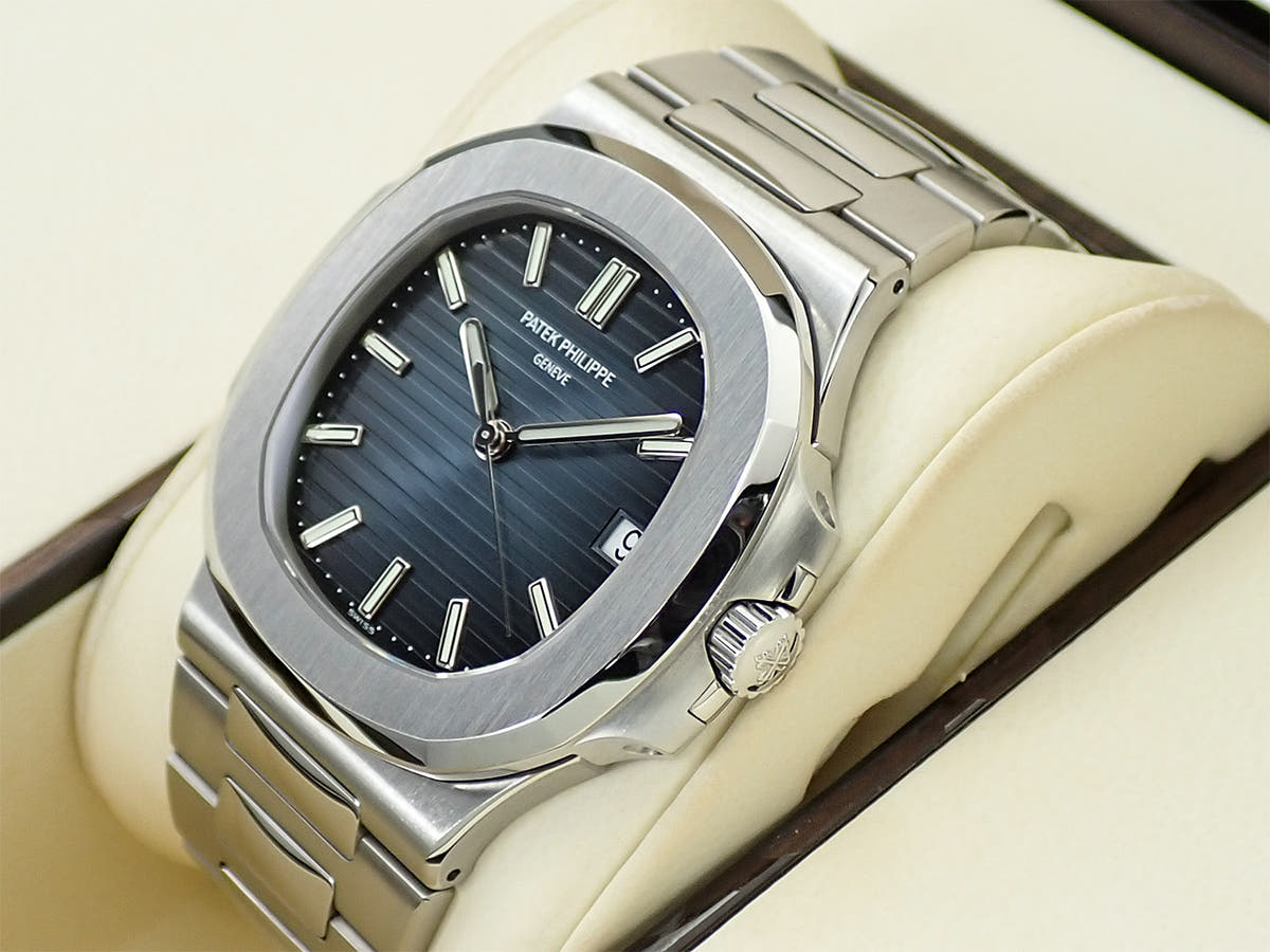 パテックフィリップ ノーチラス Ref.5711/1A-010 ブルー文字盤 中古 6X09YFVR