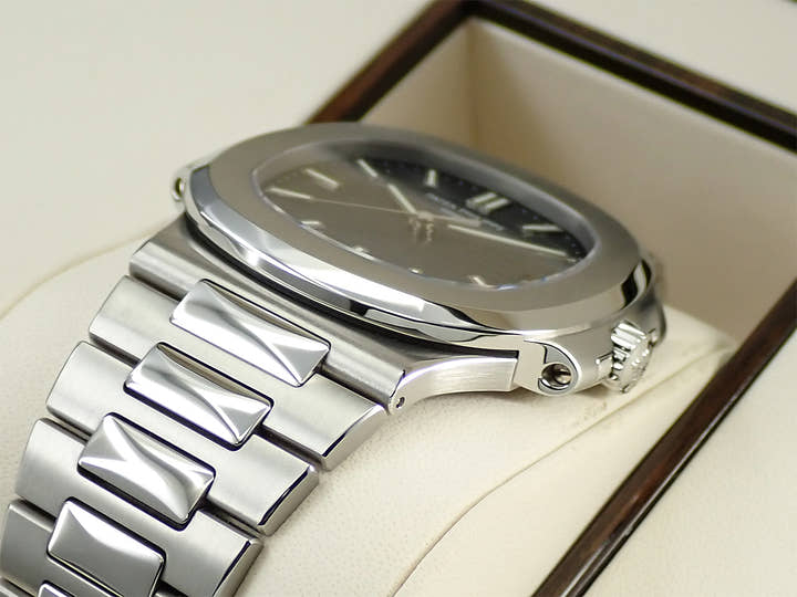 パテックフィリップ ノーチラス Ref.5711/1A-010 ステンレススチール ブルー文字盤