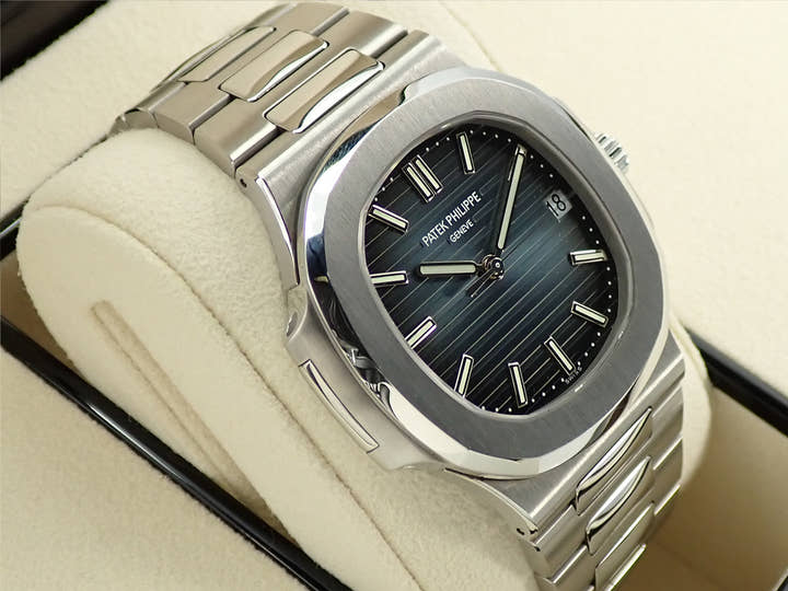 パテックフィリップ ノーチラス Ref.5711/1A-010 ステンレススチール ブルー文字盤