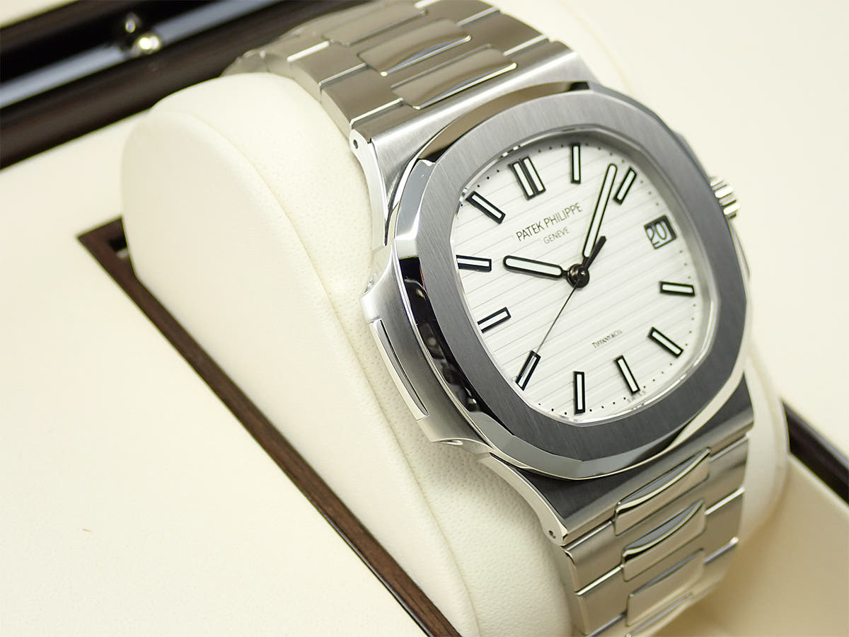 パテックフィリップ ノーチラス TIFFANY＆CO. Ref.5711/1A-011 ホワイト文字盤 極美品 4SR30A90