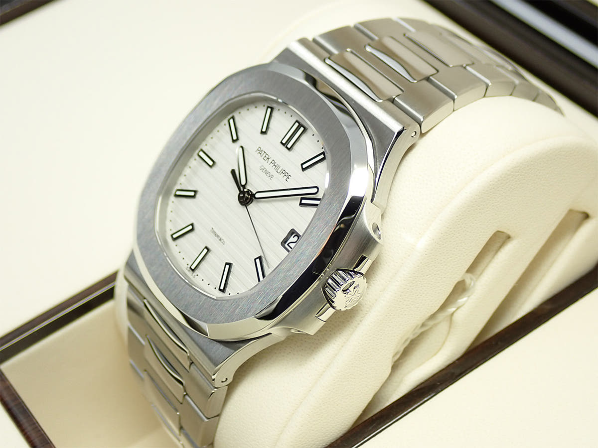 パテックフィリップ ノーチラス TIFFANY＆CO. Ref.5711/1A-011 ホワイト文字盤 極美品 4SR30A90