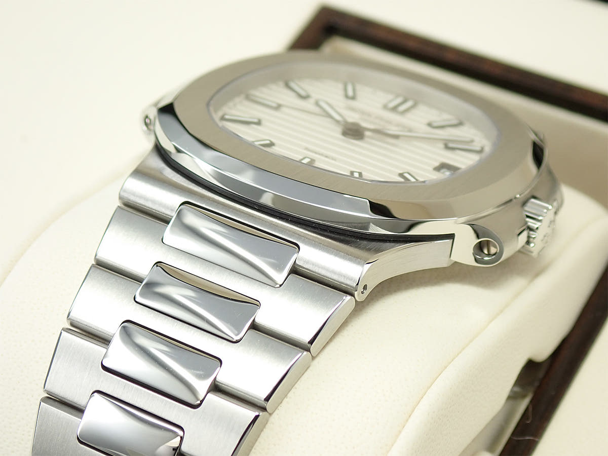 パテックフィリップ ノーチラス TIFFANY＆CO. Ref.5711/1A-011 ホワイト文字盤 極美品 4SR30A90